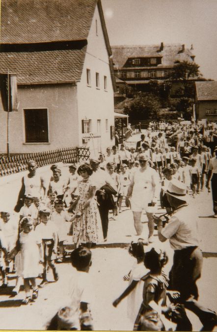1957 Kreiskinderturnfest Festzug in Dorfmitte small